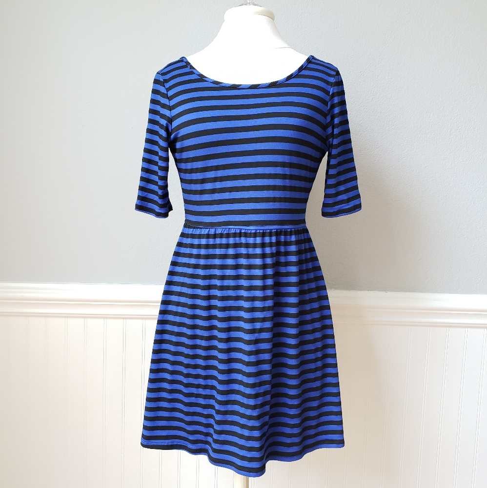 🆕️🎉 NWT Blue and black striped dress w/ low back